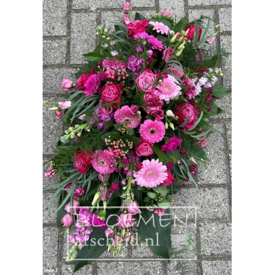 Rouwarrangement langwerpig van roze bloemen